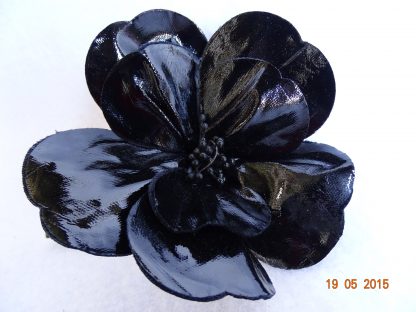 zwarte lakbloem voor hoed of fascinator
