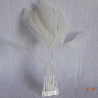 Piquetveertjes off white (fouets, stripped coque) voor versiering hoed of fascinator