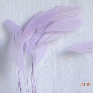 Piquetveertjes lila (fouets, stripped coque) voor versiering hoed of fascinator