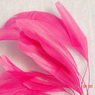 Piquetveertjes fuchsia (fouets, stripped coque) voor versiering hoed of fascinator