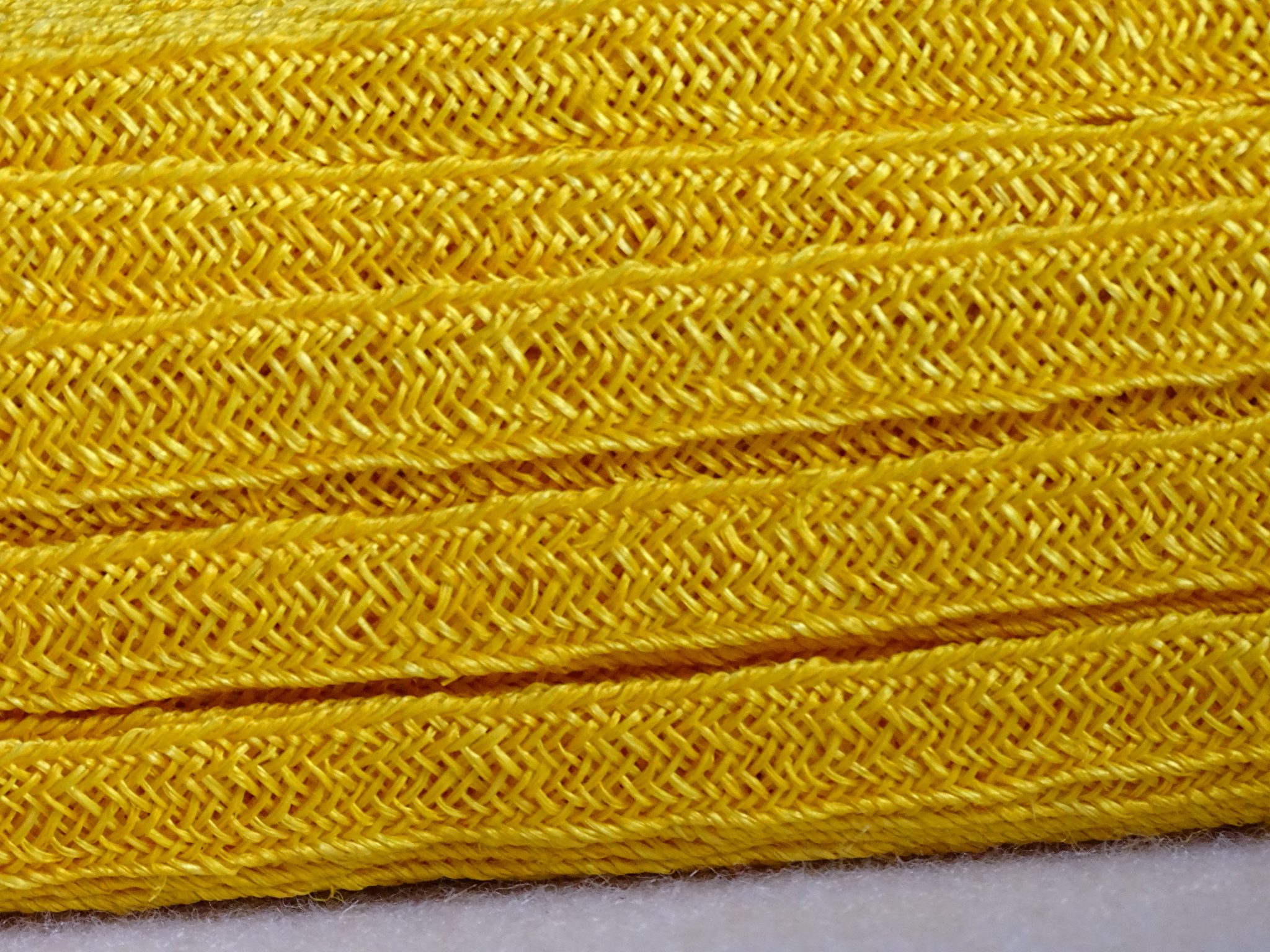 Sisalbandstro (strawbraid) geel voor een hoed, fascinator, tas of afwerking