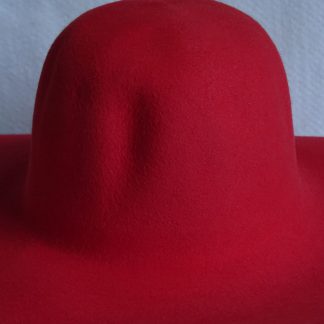 rode gladhaar cappelline (capeline) voor vilthoed
