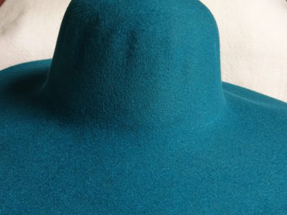 turquoise gladhaar cappelline (capeline) voor vilthoed