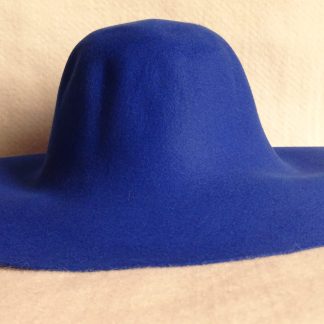 kobaltblauw gladhaar cappelline (capeline) voor vilthoed
