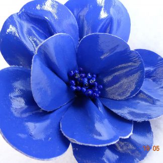 blauwe lakbloem voor hoed of fascinator