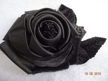Winterbloem van zwart fluweel en satijn voor hoed of fascinator