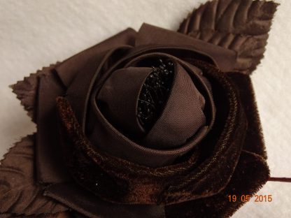 bruine winterbloem van fluweel en satijn voor hoed of fascinator