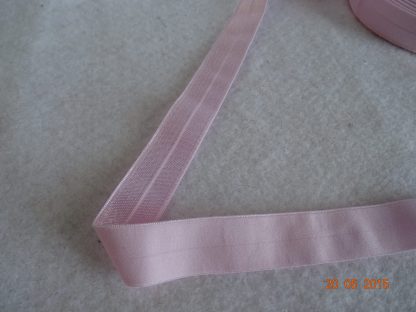 elastisch afbiesband voor afwerking in roze