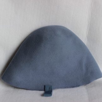wolvilt cloche ( cone) in licht blauw voor hoed