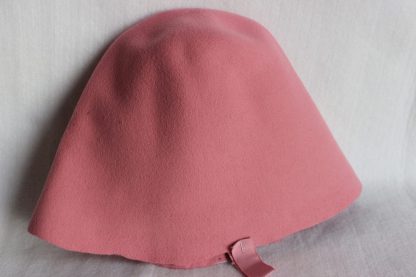 wolvilt cloche ( cone) in baby roze voor hoed
