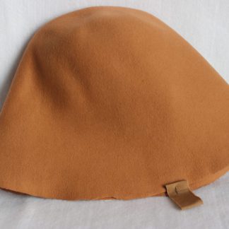 wolvilt cloche ( cone) in walnoot beige voor hoed