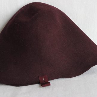 wolvilt cloche ( cone) in pruim paars voor hoed