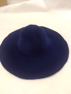 Donker kobalt velour haarvilt cappelline (capeline) voor grote hoed