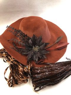 Soorten hoedenmaterialen en versieringen voor bruine hoed