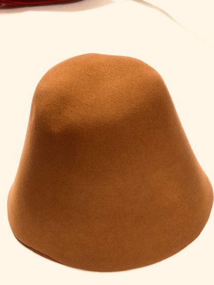 cognac gladhaar cloche (cone) voor hoed