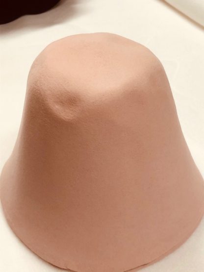 baby roze gladhaar cloche (cone) voor hoed