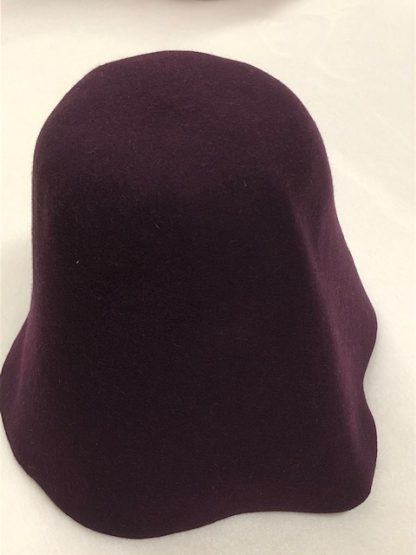 aubergiene gladhaar cloche (cone) voor hoed