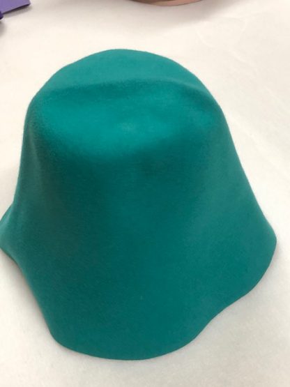turquoise gladhaar cloche (cone) voor hoed