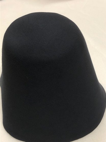 zwarte gladhaar cloche (cone) voor hoed