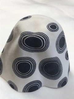 grijs op wit gladhaar vilten cloche (cone) voor hoed