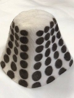 bruin op wit polkadot melusine vilten cloche (cone) voor hoed