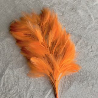 verenpluim op ijzerdraad licht oranje voor versiering hoed of fascinator