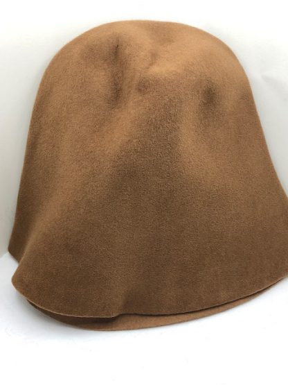 bruine velour cloche ( cone ) voor kleine hoed