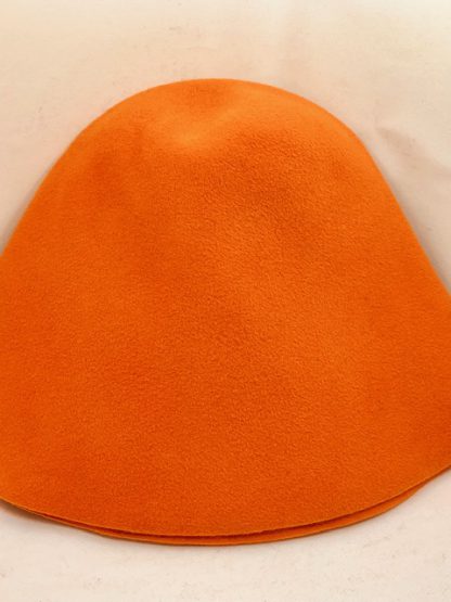 oranje velour cloche ( cone ) voor kleine hoed