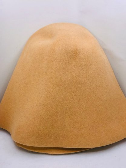 Perzik geel velour cloche ( cone ) voor kleine hoed