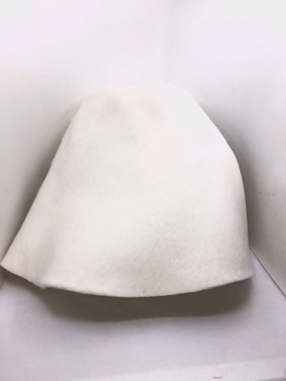 Bruidswit off white melusine cloche ( cone ) grote maat voor hoed