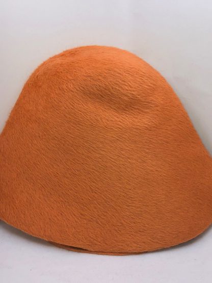 zacht oranje melusine cloche ( cone) voor kleine hoed
