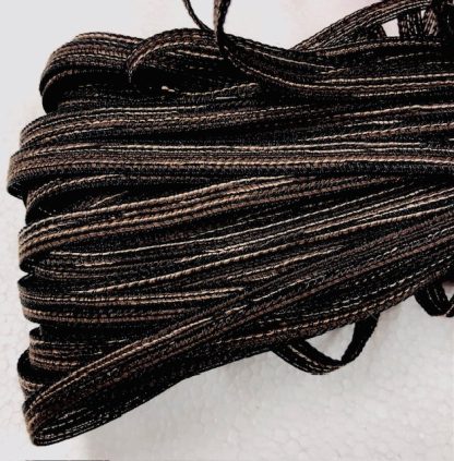 Bruin zwart bandstro met lengtestrepen voor een hoed of versiering