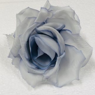 Engelse roos voor corsage, hoed of fascinator licht blauw
