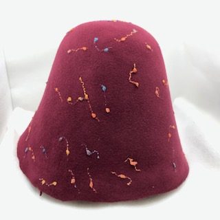 wolvilt cloche (cone) bordeaux met kleurtjes voor vrolijke hoed