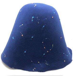 wolvilt cloche (cone) kobalt met kleurtjes voor vrolijke hoed