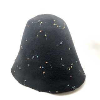wolvilten cloche (cone) zwart multicolor confetti voor kleine hoed