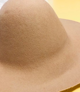 Wolvilt cappelline ( capeline) lever beige voor hoed met rand.