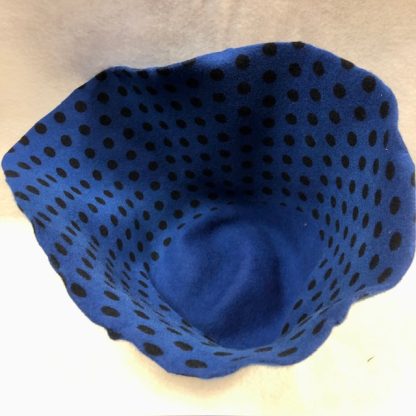 2-kleur cloche ( cone) wol blauw zwart polkadot