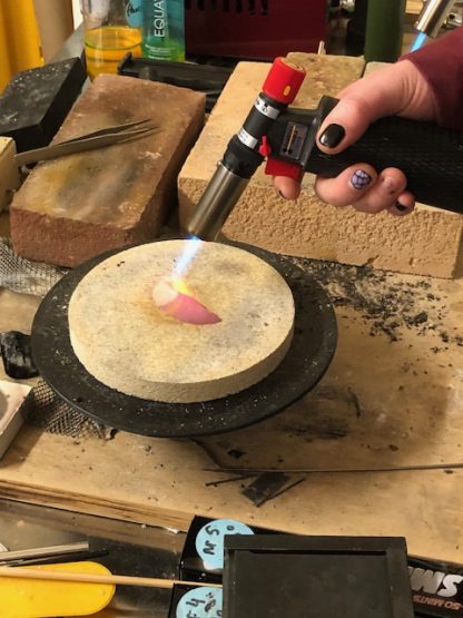 Verhitten tijdens workshop foldforming bij edelsmeden