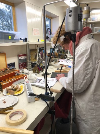 cursusiste is druk bezig met foldforming tijdens workshop edelsmeden