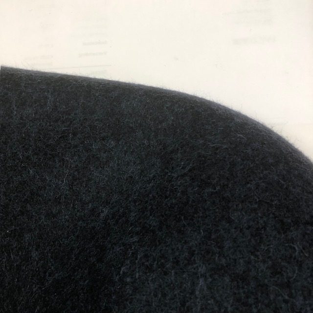 Een wol cloche in donker blauw gemeleerd voor een kleine hoed