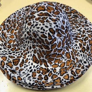 Luipaardprint in beige en oranje en zwart op een cappelline (cappeline) voor hippe winterhoed