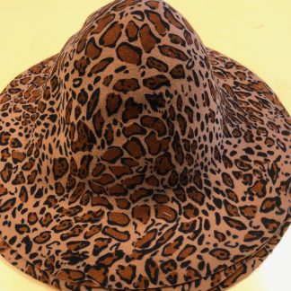 Luipaardprint in camel en oranje en zwart op een cappelline (cappeline) voor hippe winterhoed