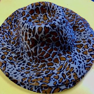 Luipaardprint in grijs en oranje en zwart op een cappelline (cappeline) voor hippe winterhoed