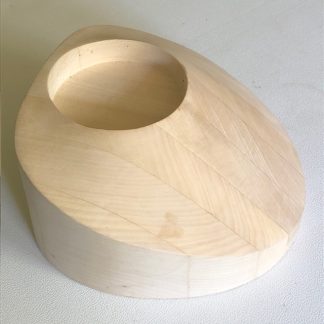 Asymmetrische hoedenrand voor fascinator