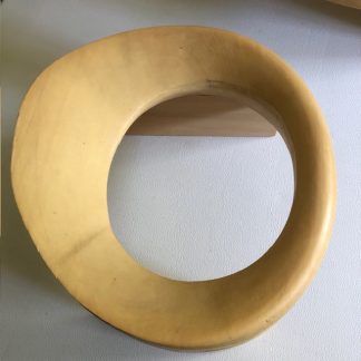 Asymmetrische hoedenrand voor elegante dameshoed