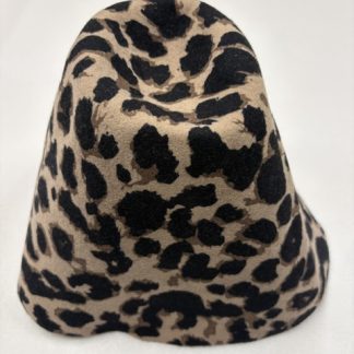 Dierenprint wol cloche voor hoed met kleine rand of dop, 3 lichtere kleuren met zwart.